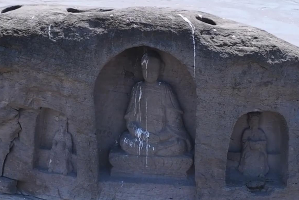 水位下降！江心岛露出600年摩崖造像吸引游客观瞻