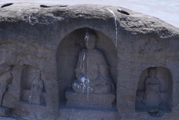 水位下降！江心岛露出600年摩崖造像吸引游客观瞻(图1)