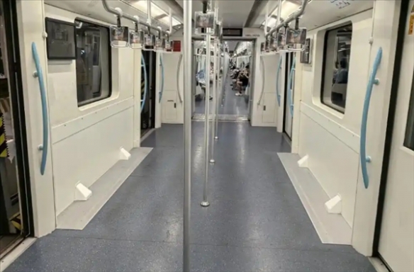 每车厢多载25人！上海地铁9号线试点拆座椅缓解拥挤(图3)