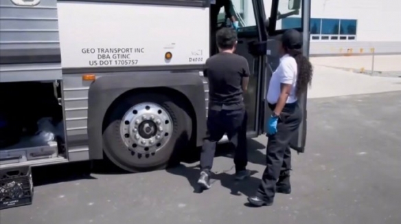 大批韩国人在美国被拴铁链带走！韩国媒体集体破防！(图3)