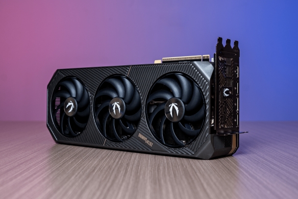 当下旗舰的最优选：索泰 RTX 5090 D v2 SOLID评测(图3)