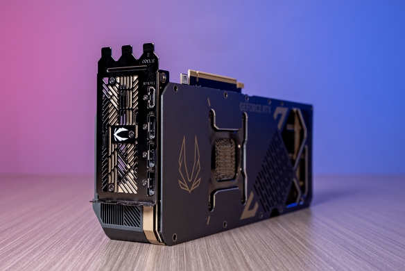 当下旗舰的最优选：索泰 RTX 5090 D v2 SOLID评测(图4)