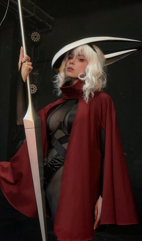 逆天！泰国小哥低成本cos《空洞骑士丝之歌》大黄蜂(图4)