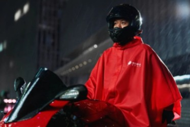 京东暖心之举：免费配置红斗篷雨衣 恶劣天气超时不罚