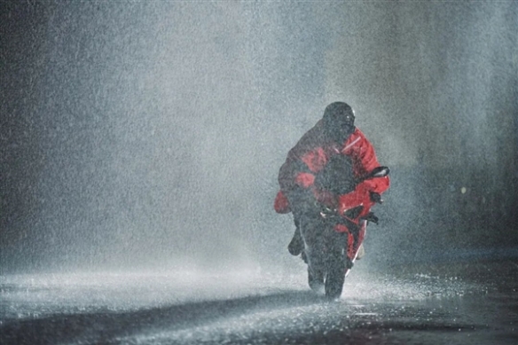 京东暖心之举：免费配置红斗篷雨衣 恶劣天气超时不罚(图2)