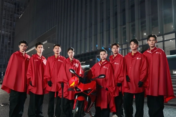 京东暖心之举：免费配置红斗篷雨衣 恶劣天气超时不罚(图1)