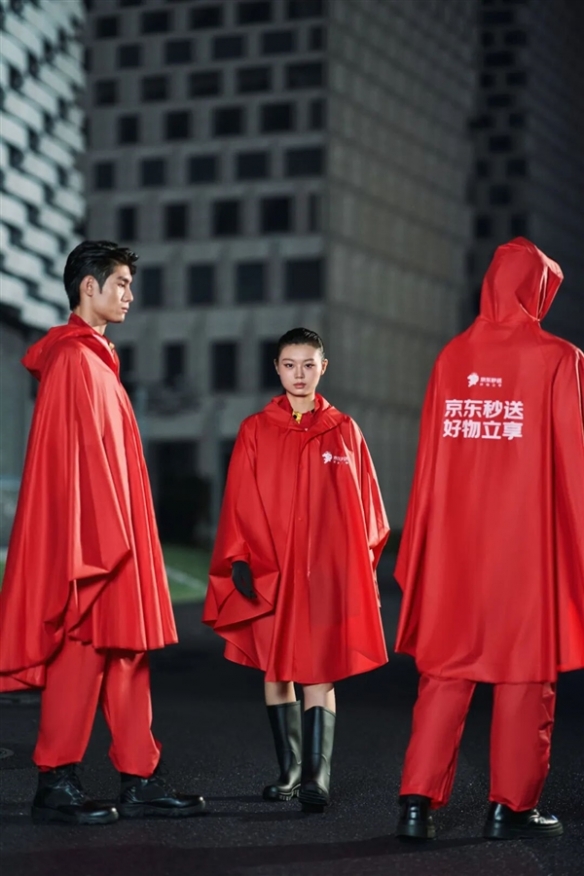京东暖心之举：免费配置红斗篷雨衣 恶劣天气超时不罚(图5)