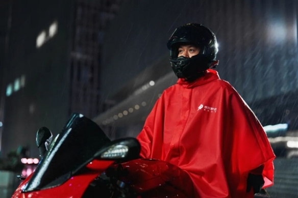 京东暖心之举：免费配置红斗篷雨衣 恶劣天气超时不罚(图3)