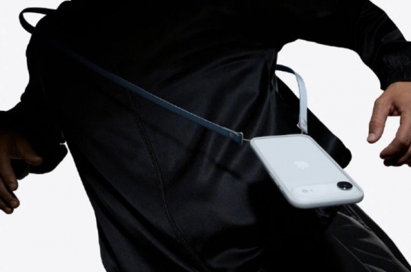 苹果479元斜挎挂绳、749元手机壳 价格(图1)