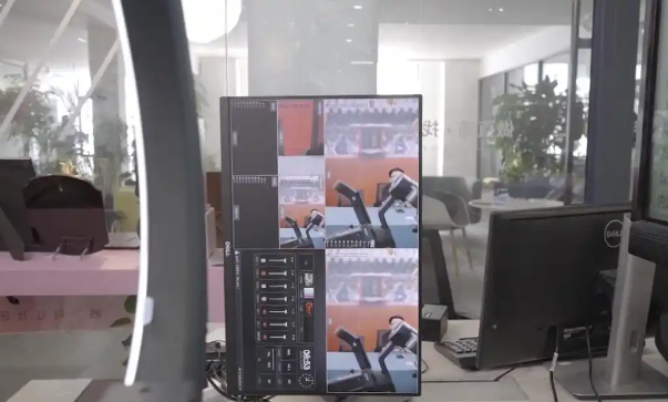 在电商行业中，被称为“直播捧哏”的是谁？