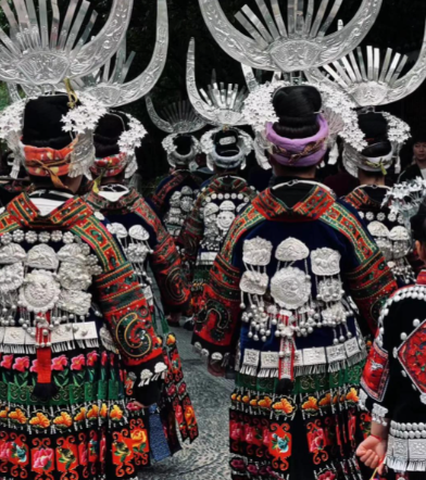 “有衣无银，不成盛装”形容的是我国哪个民族对于银饰的喜爱之情？