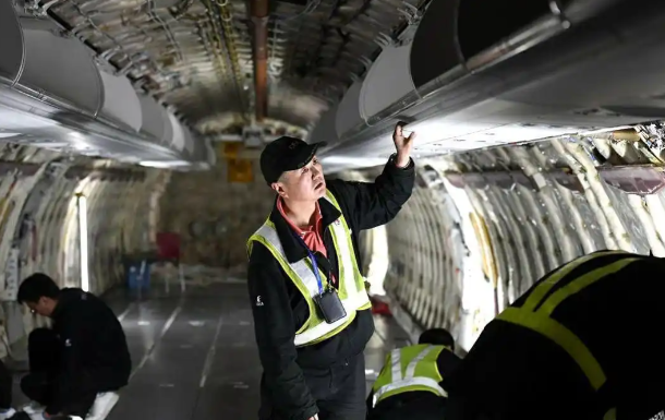 哪种职业被称为机场“掌灯人”？