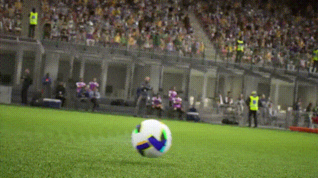 荷兰飞人君临赛场，红黑大师掌控球场脉搏！