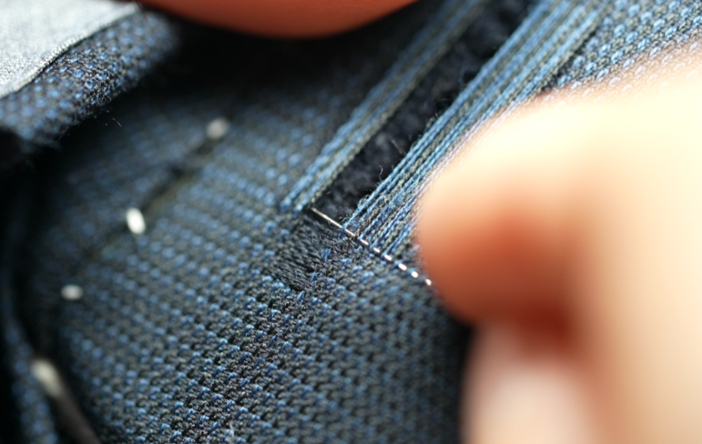 “一针一线补出天衣无缝”是对哪种职业的贴切描述？