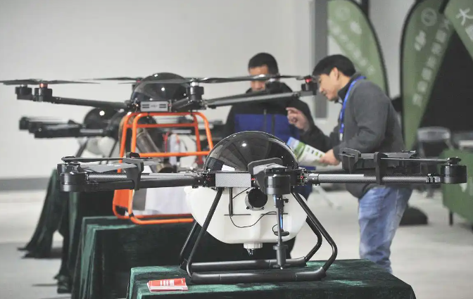 “以天为幕，用无人机作画”形容的是哪种职业的特点？