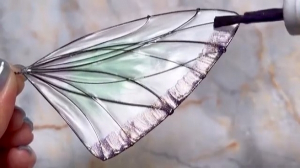 油管手工达人神还原《鬼灭之刃》蝴蝶三姐妹发饰！(图4)