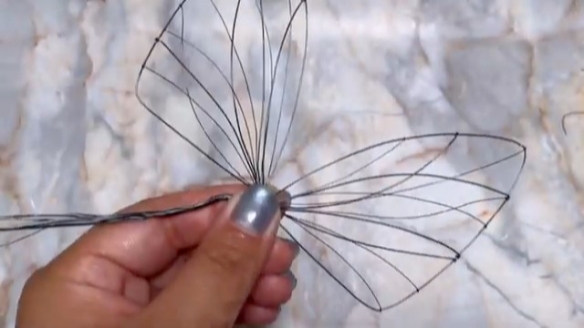 油管手工达人神还原《鬼灭之刃》蝴蝶三姐妹发饰！(图3)