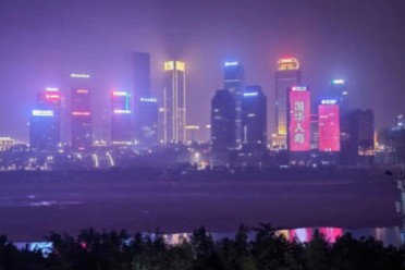 赛博2077游戏总监打卡重庆 感受现实版赛博朋克魅力