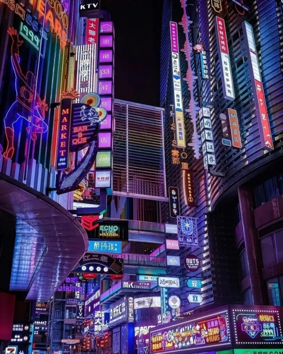 赛博2077游戏总监打卡重庆 感受现实版赛博朋克魅力(图2)