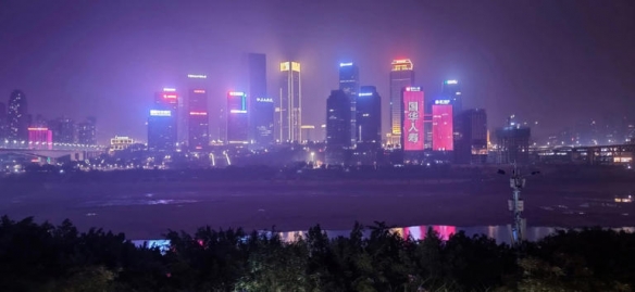 赛博2077游戏总监打卡重庆 感受现实版赛博朋克魅力(图3)