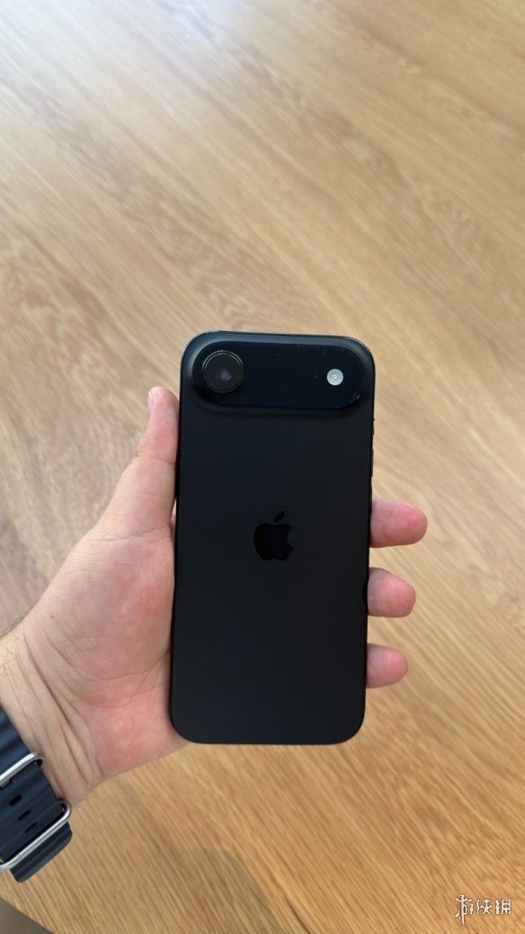 用户称iPhone Air到手使用一天镜头有水雾 品控遭质疑(图3)