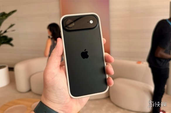 用户称iPhone Air到手使用一天镜头有水雾 品控遭质疑(图1)