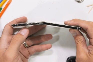 小身板还挺能抗！博主测试iPhone Air多大力气才能掰歪