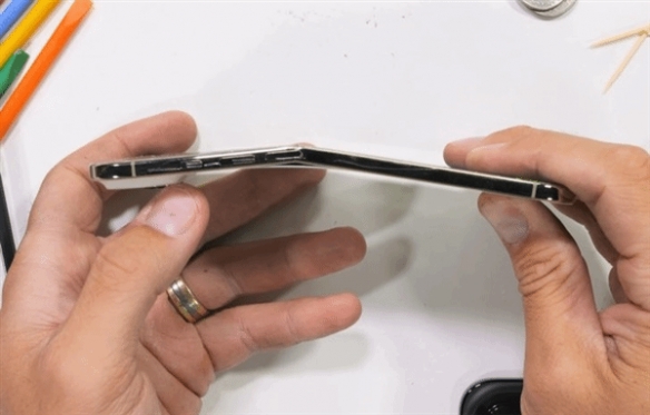 小身板还挺能抗！博主测试iPhone Air多大力气才能掰歪(图3)