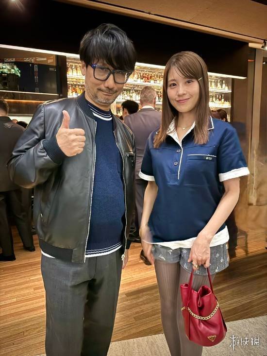 集邮大神小岛秀夫与有村架纯合影 网友：新游戏角色？(图1)