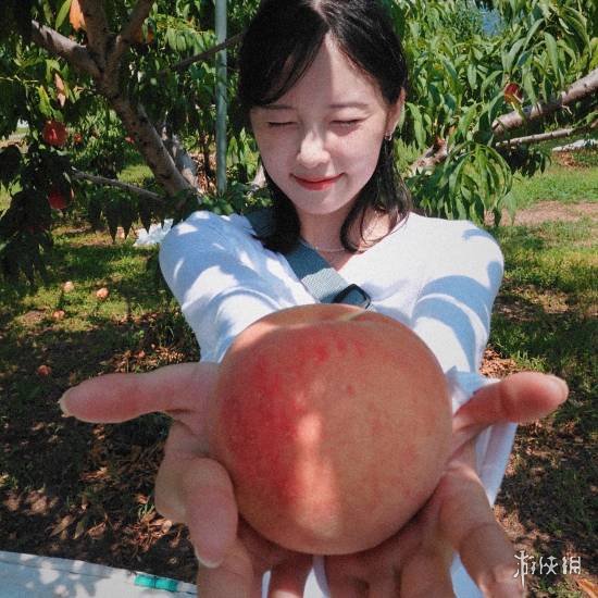 《寂静岭f》女主脸模晒新照！豹纹吊带新写真慵懒迷人(图5)