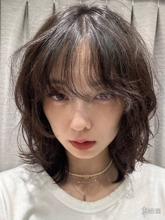 《寂静岭f》女主脸模晒新照！豹纹吊带新写真慵懒迷人(图6)