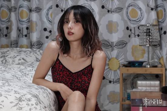 《寂静岭f》女主脸模晒新照！豹纹吊带新写真慵懒迷人(图1)