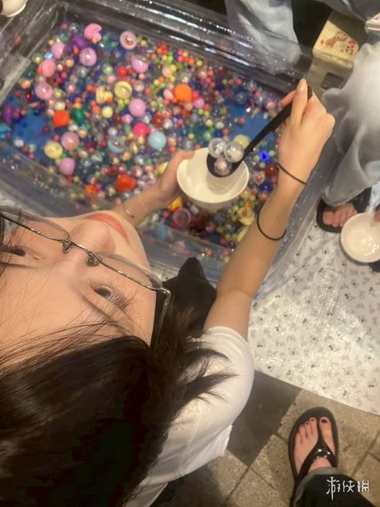 《寂静岭f》女主脸模晒新照！豹纹吊带新写真慵懒迷人(图8)