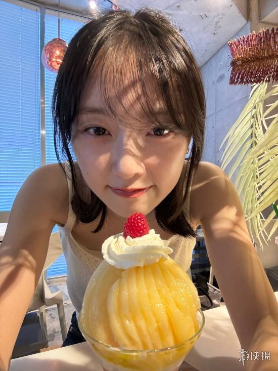 《寂静岭f》女主脸模晒新照！豹纹吊带新写真慵懒迷人(图3)