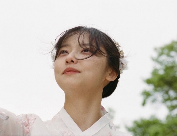 《寂静岭f》女主脸模新美图：甜美可爱令人心动！(图1)