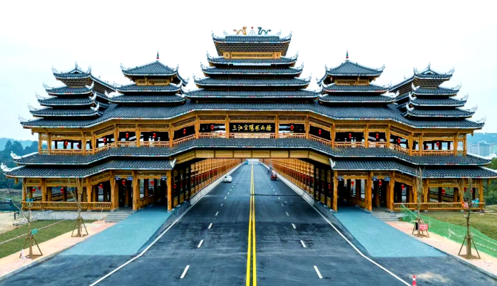 风雨桥是我国哪个民族的特有建筑？