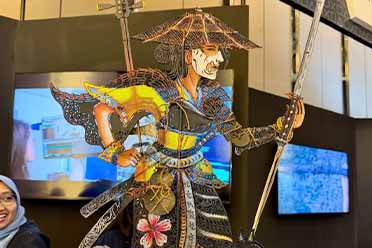 《羊蹄山》在马来西亚展会上展示皮影戏版女主角人偶