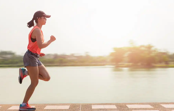 春季进行有氧运动时哪种呼吸方式更健康?