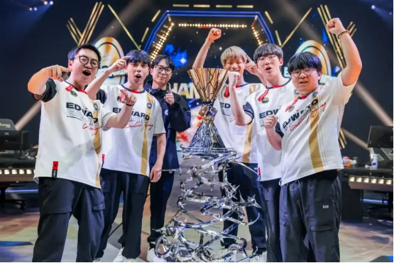 再创新高 无畏契约端手月活跃用户突破5000万