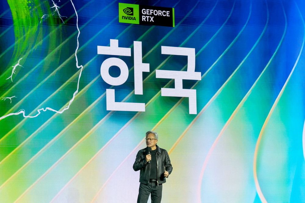 黄仁勋首尔出席GeForce活动 热情喊话电竞明星Faker
