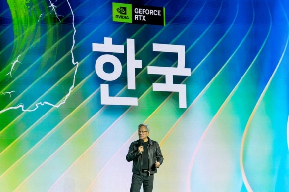 黄仁勋首尔出席GeForce活动 热情喊话电竞明星Faker(图1) 黄仁勋首尔出席GeForce活动 热情喊话电竞明星Faker(图1)