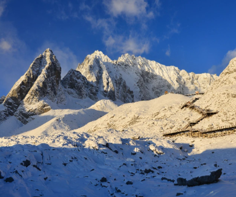 玉龙雪山位于我国哪个城市？