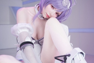 碍事梨体模COS《妮姬》新角色：性感花嫁姿势大胆！
