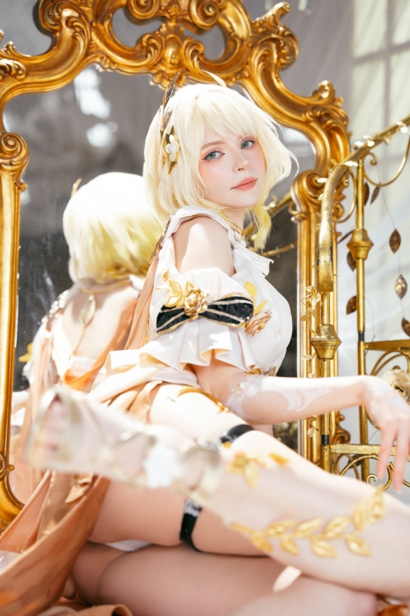 碍事梨体模COS《妮姬》新角色：性感花嫁姿势大胆！(图6)