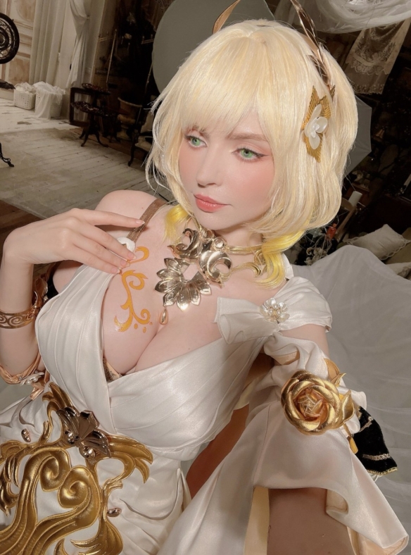 碍事梨体模COS《妮姬》新角色：性感花嫁姿势大胆！(图9)