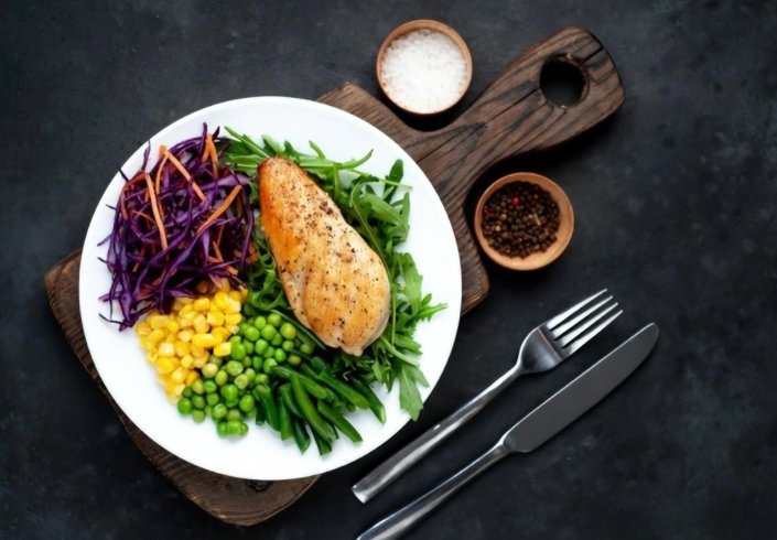 低血糖患者出现头晕、手抖症状时，应尽快补充哪种食物？