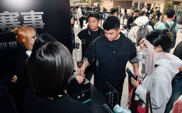 《黄浦江畔的电竞狂欢！S15上海北外滩观赛派对燃爆半决赛》