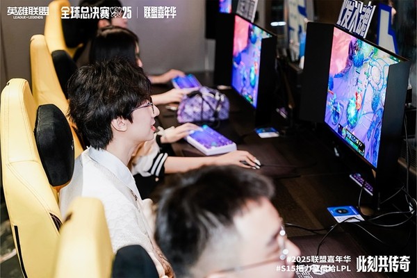 《黄浦江畔的电竞狂欢！S15上海北外滩观赛派对燃爆半决赛》