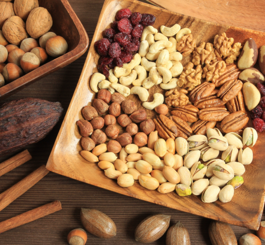 密封干燥保存和打开包装晾晒，哪种方式更适合储存坚果？