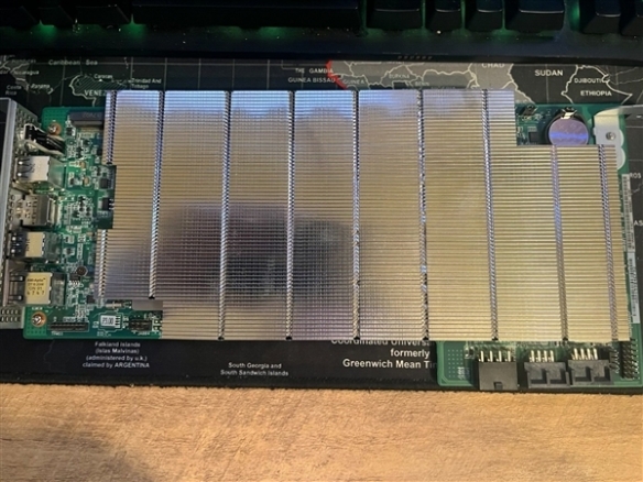 “PS5显卡”名不虚传！挖矿显卡BC-250竟能流畅玩3A(图2)